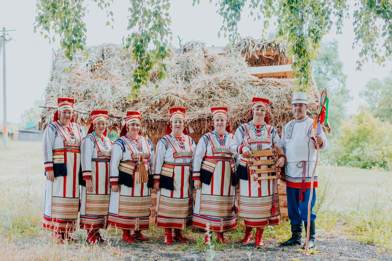 Мордовия национальные. Мордовский ансамбль Вастома. Народный Мордовский фольклорно-этнографический ансамбль «Вастома». Народный ансамбль мордвы. Мордовский фольклорный коллектив «эрзянки».